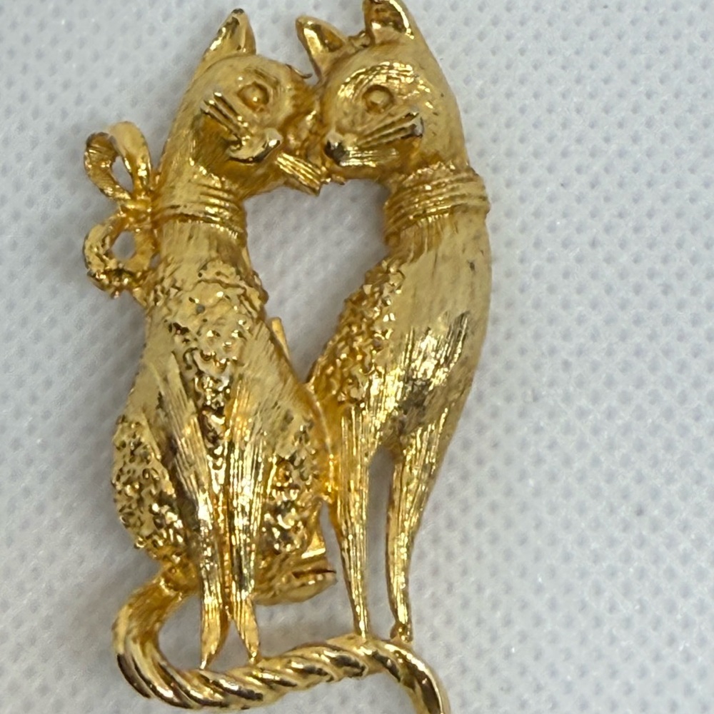 Vintage Elegant Gold Cat Bow Brooch